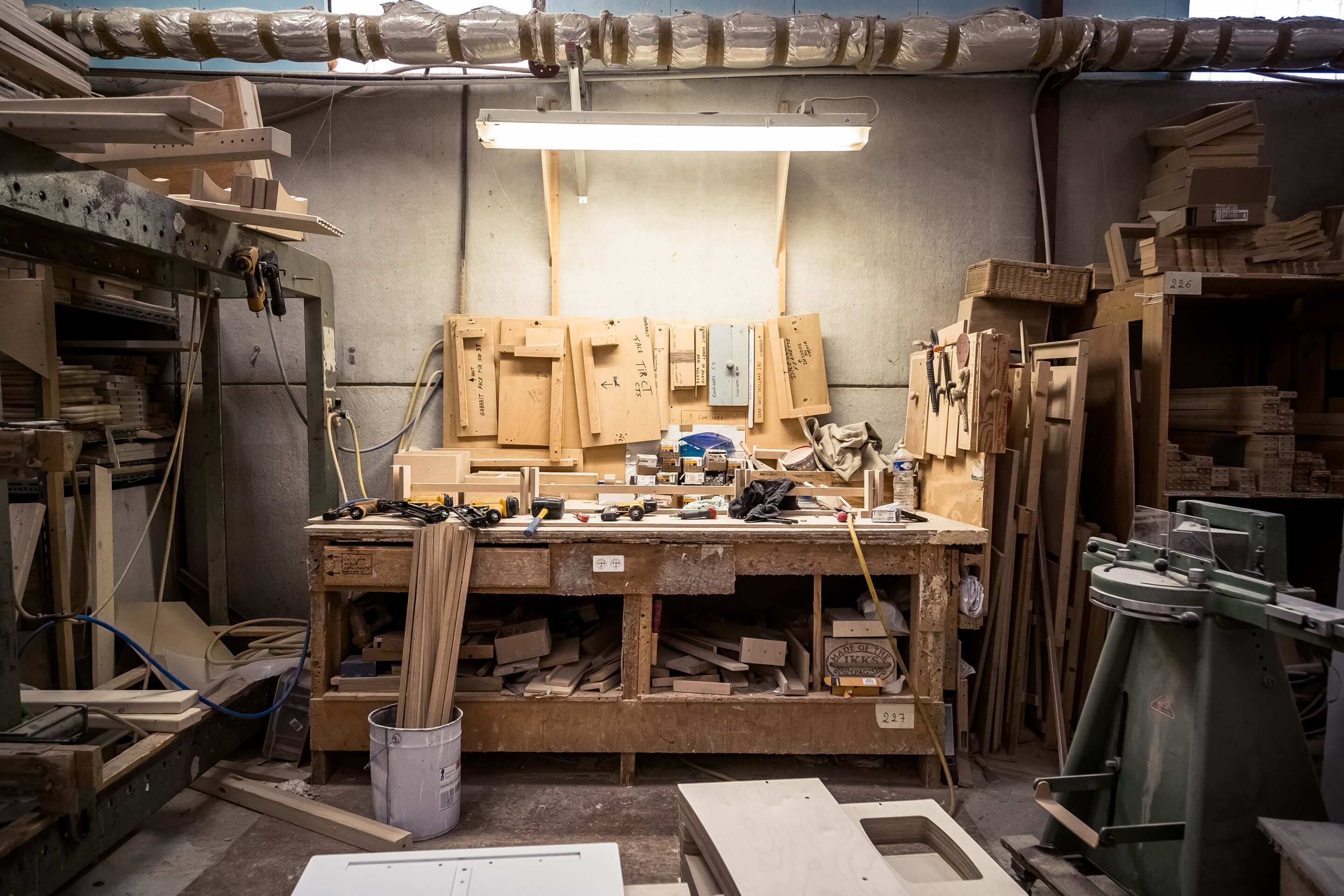 atelier de menuiserie pour fabrication de lits en bois
