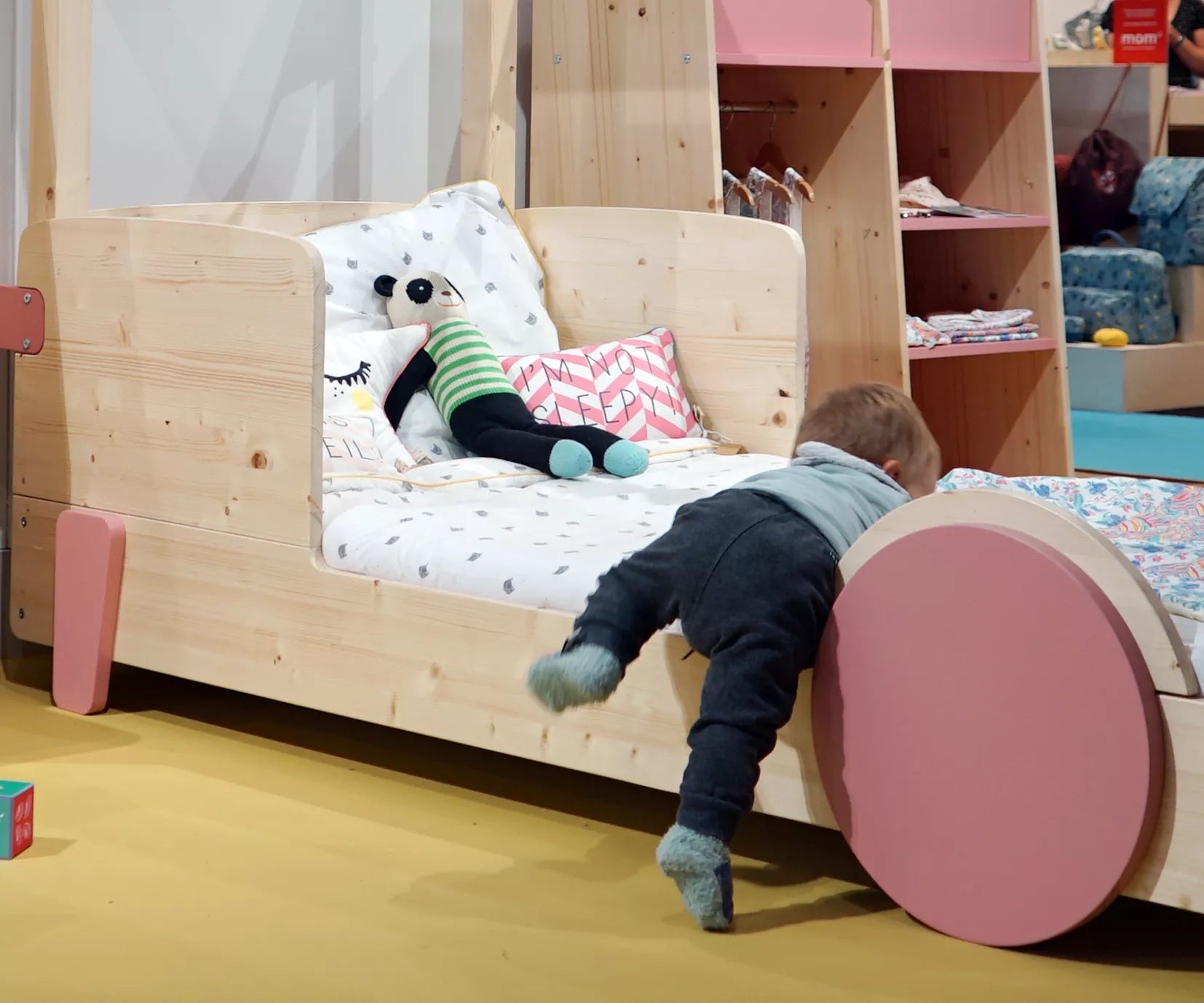 enfant sur un lit montessori