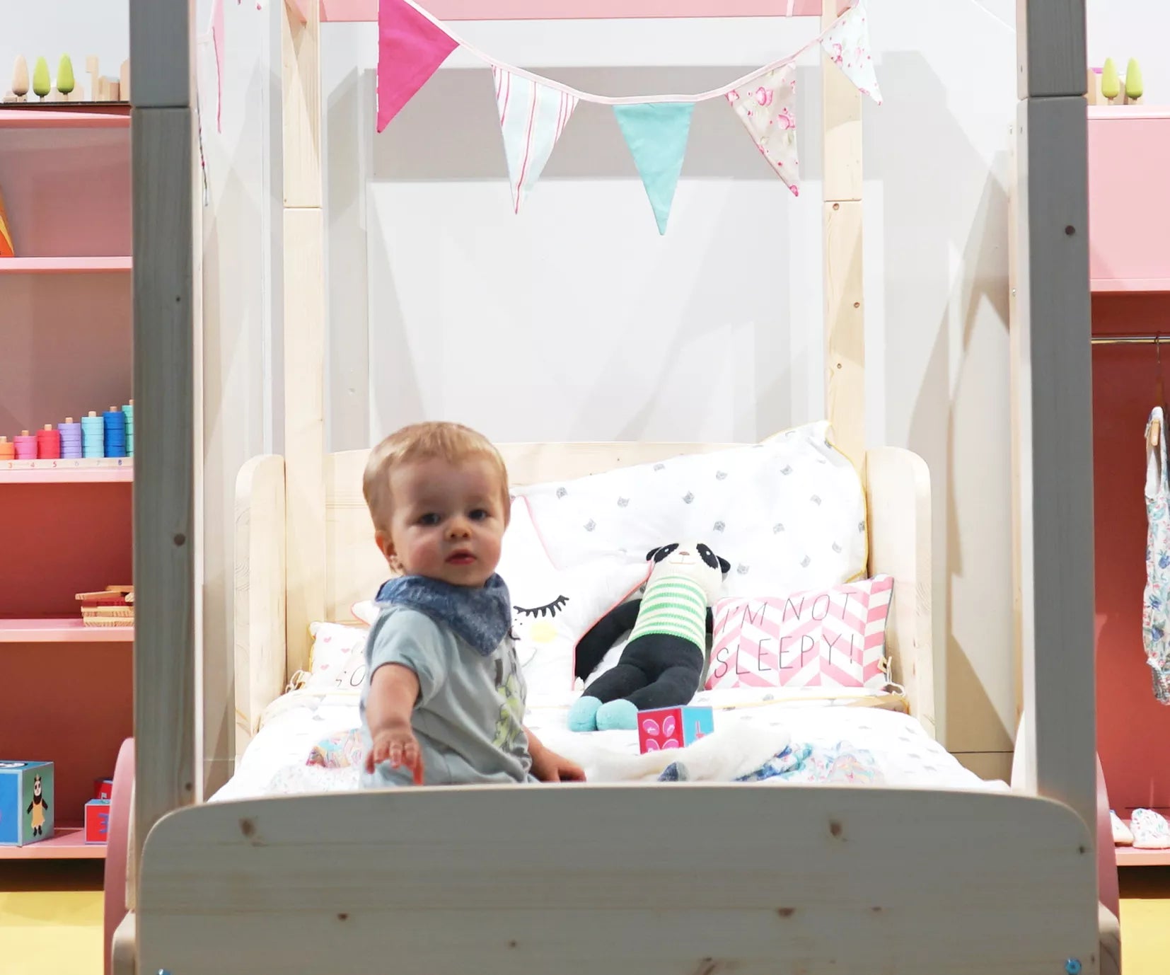 enfant sur un lit montessori