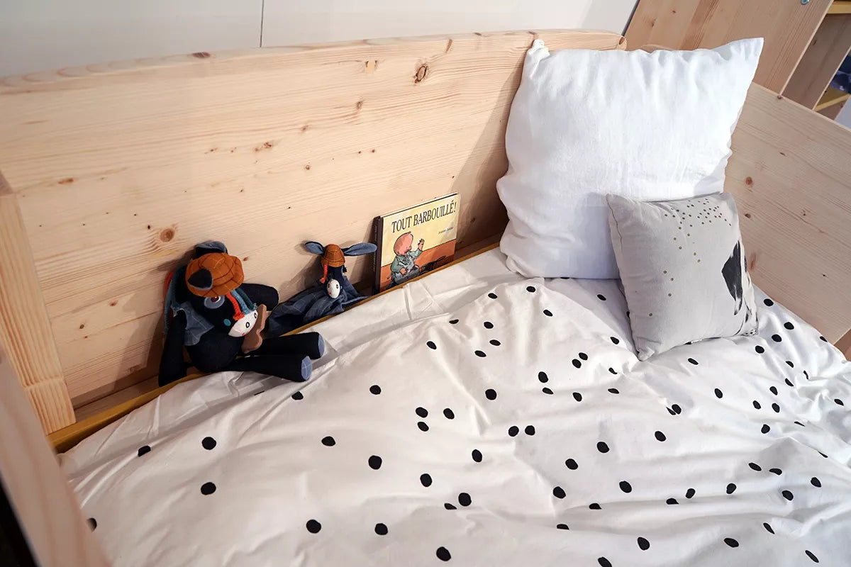 petit coin pour y mettre un livre ou une peluche dans le lit montessori