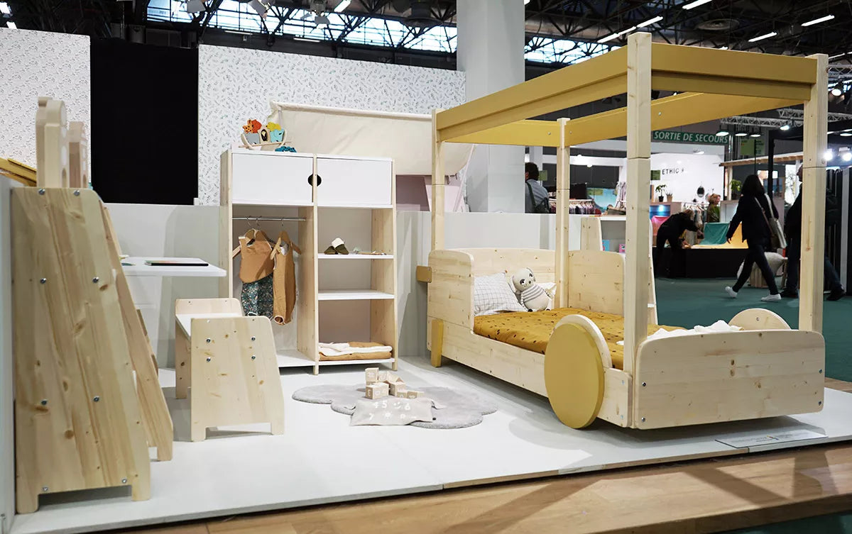 chambre avec un lit montessori 