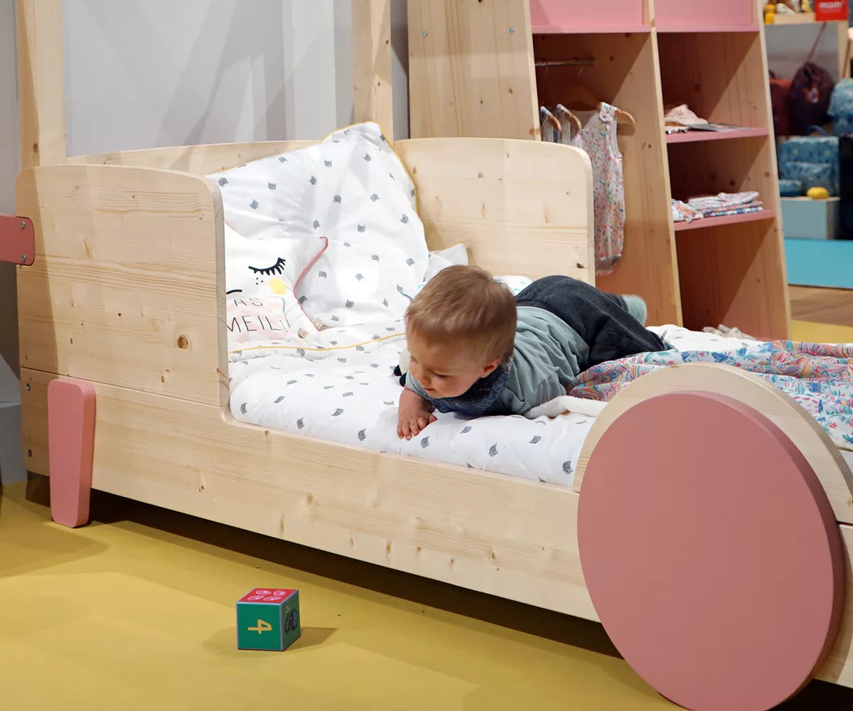 enfant sur un lit montessori 