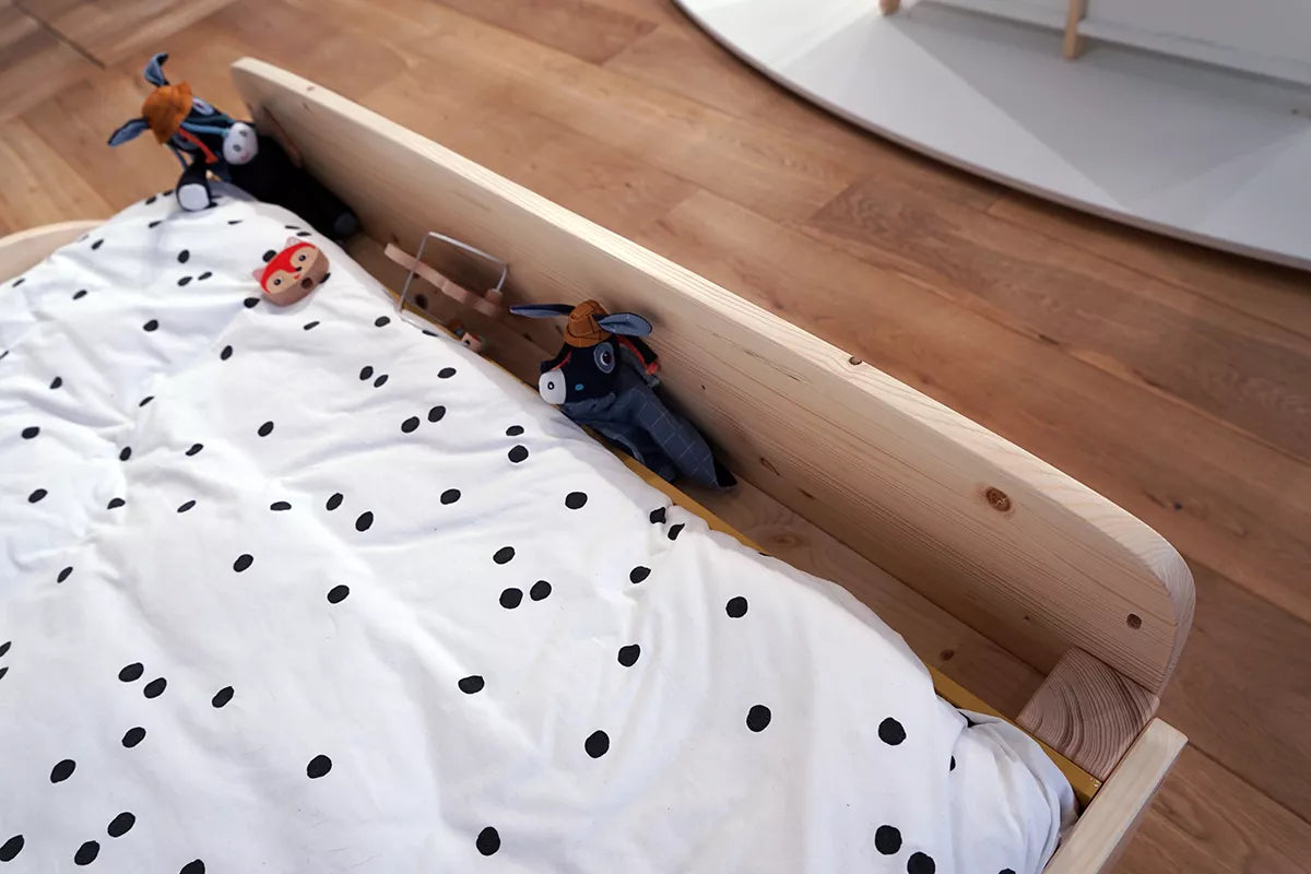 petit coin pour y mettre un livre ou une peluche dans le lit montessori