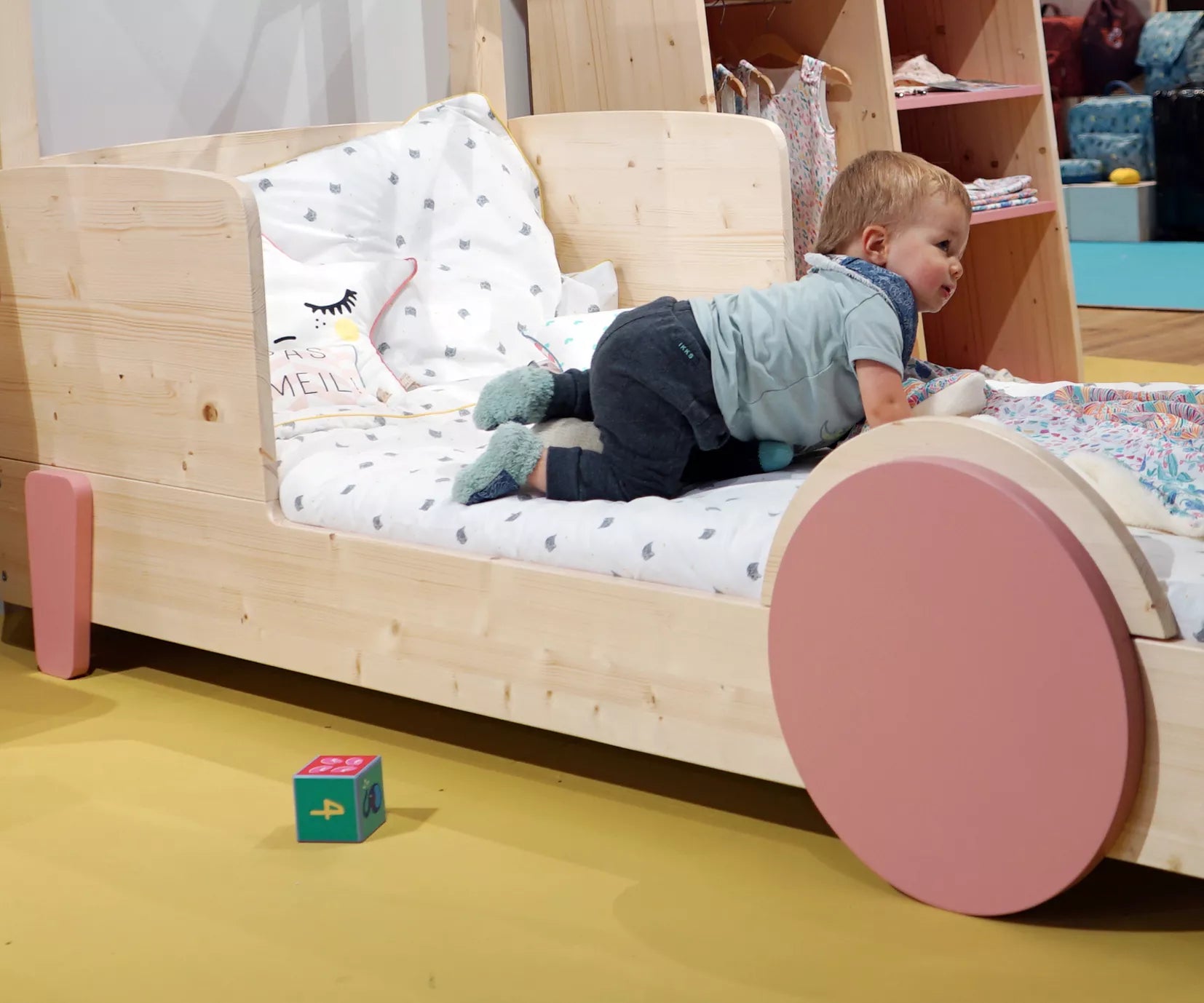 enfant sur un lit montessori