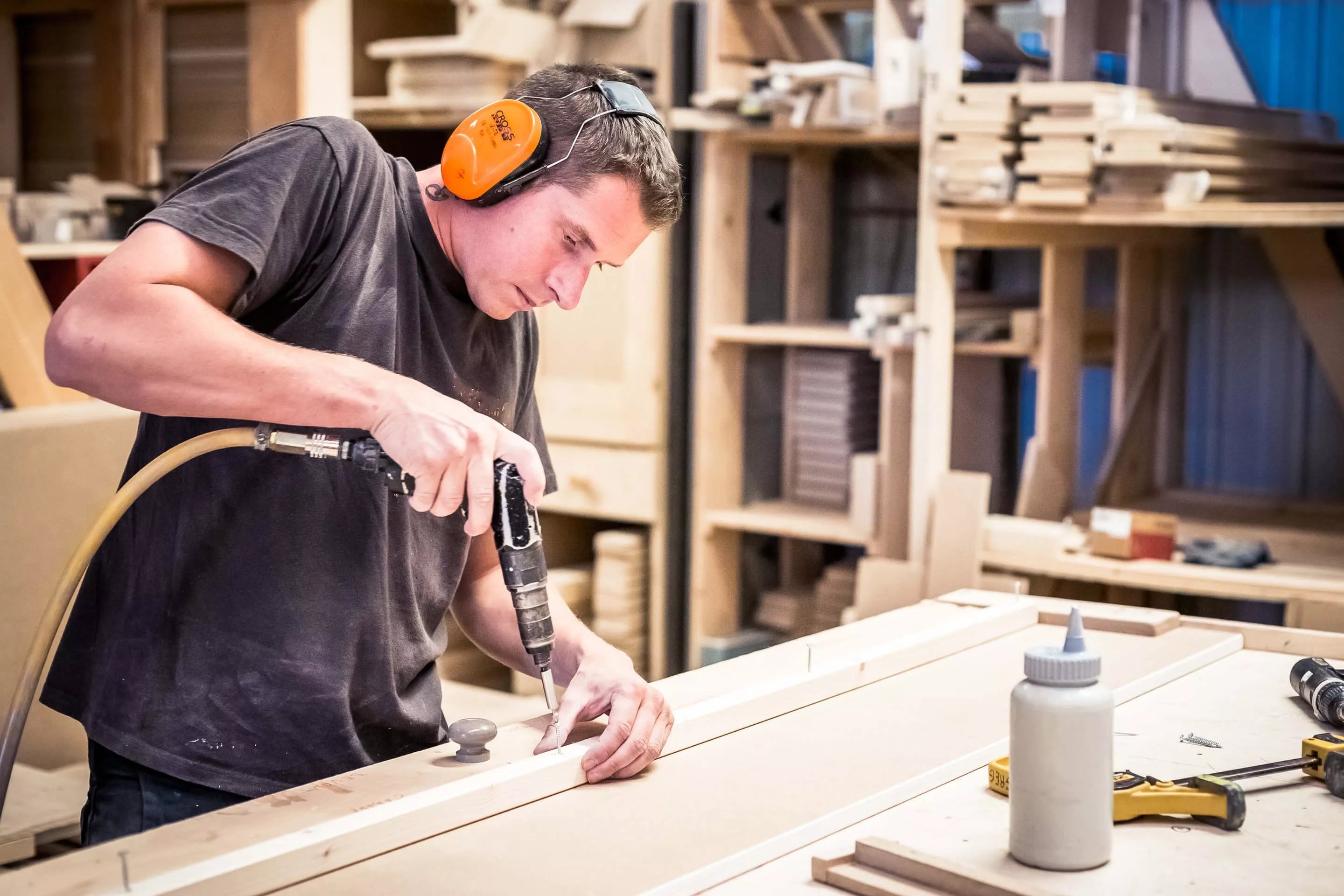 assemblage manuel d une structure de lit en bois massif