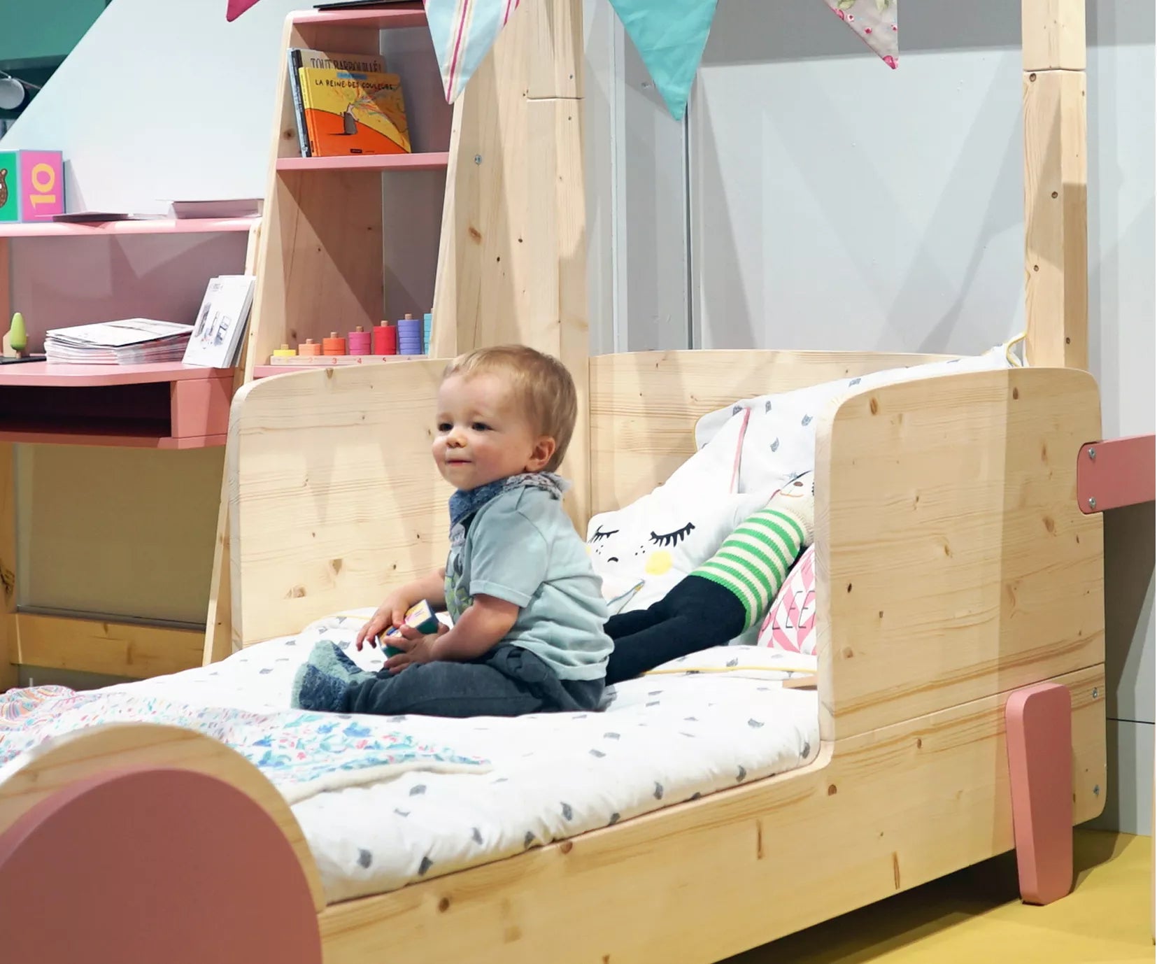 enfant sur un lit montessori